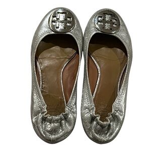 Tory Burch Size 7.5 Silver Metallic Logo Emblem Ballet Flats